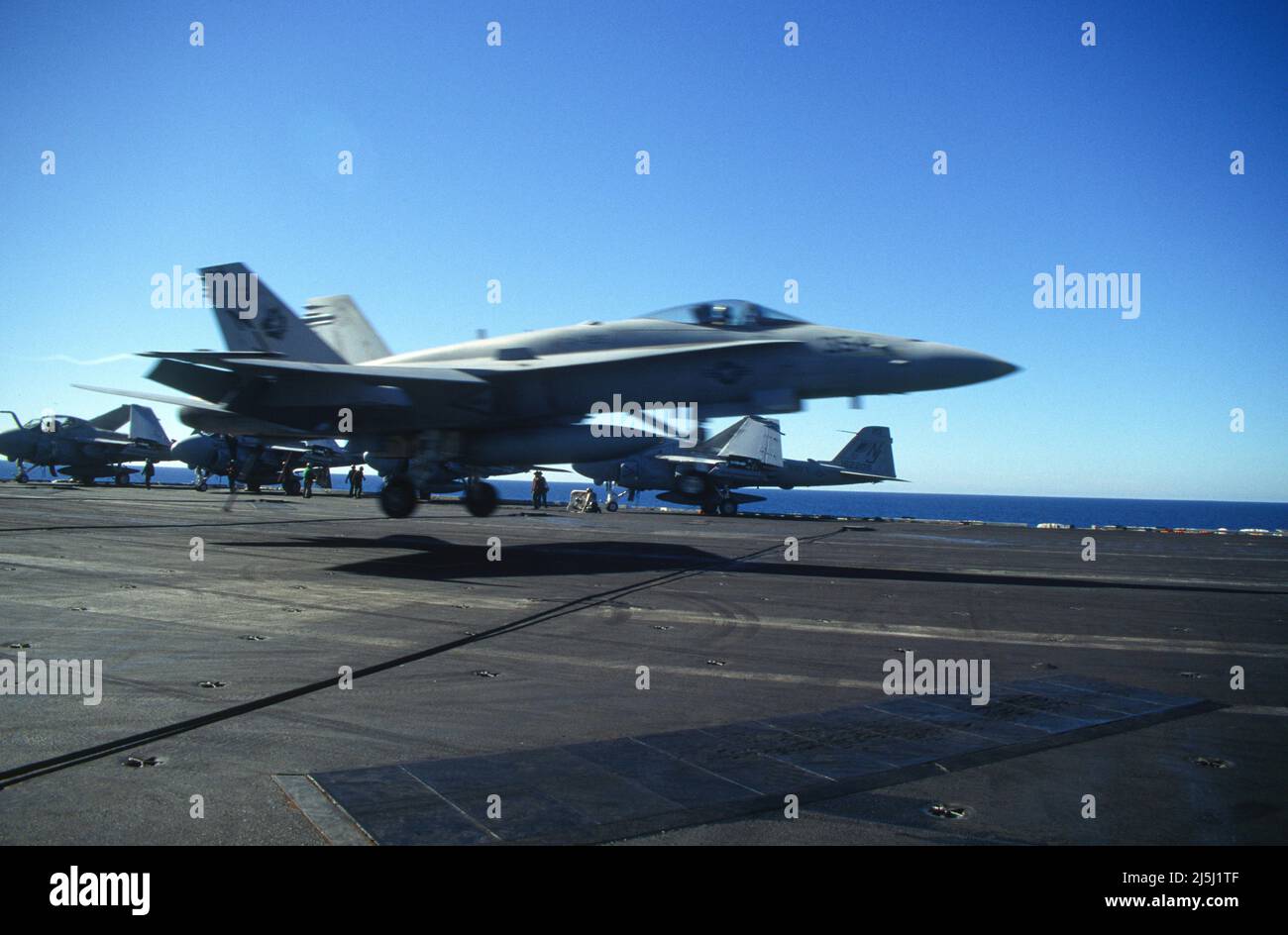 F/A-18C Hornet débarquant sur le pont porteur Banque D'Images