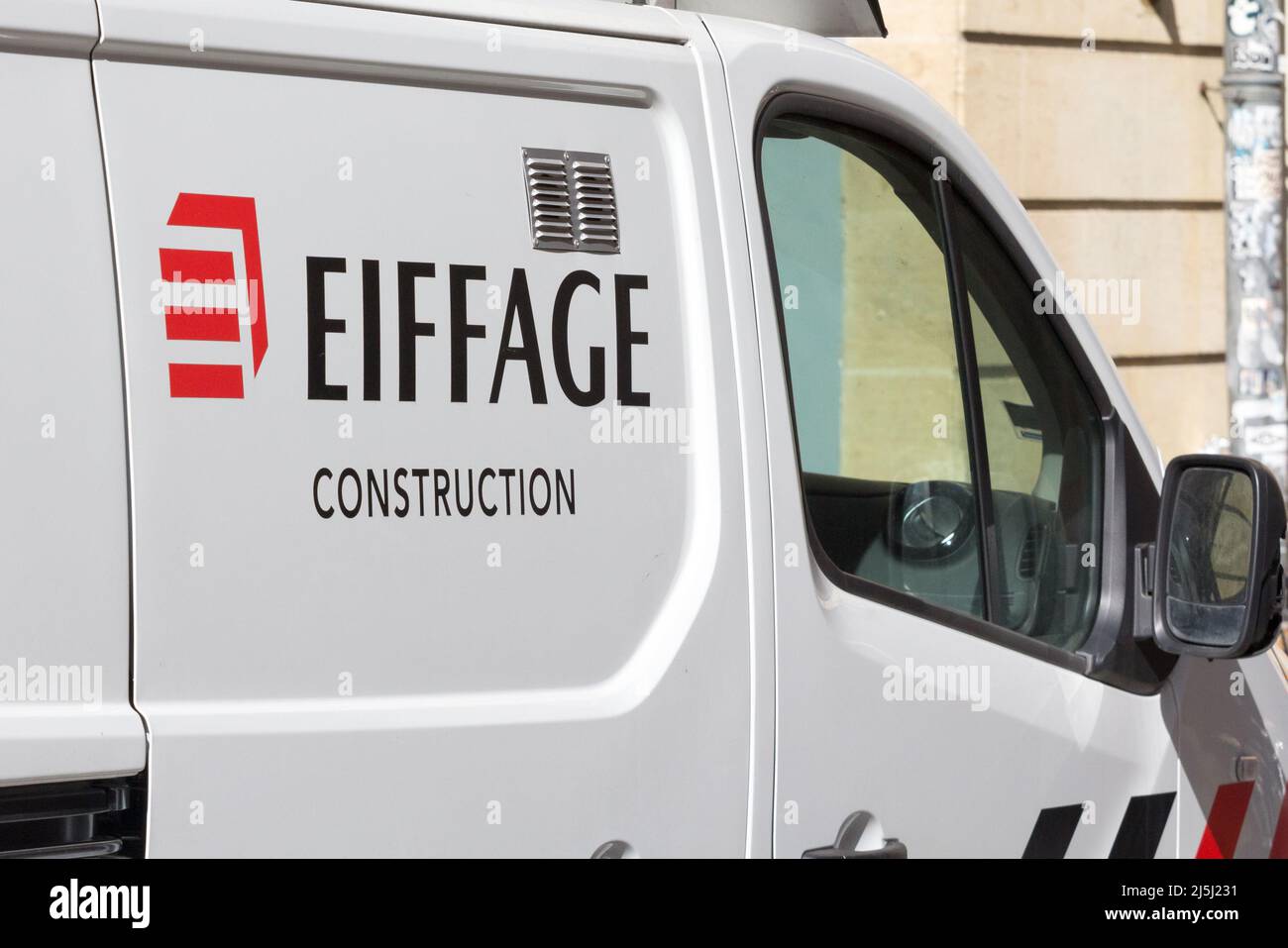 Photo d'un panneau avec le logo d'Eiffage pris sur un de leurs véhicules à Bordeaux, France. Eiffage S.A. est une construction de génie civil française Banque D'Images