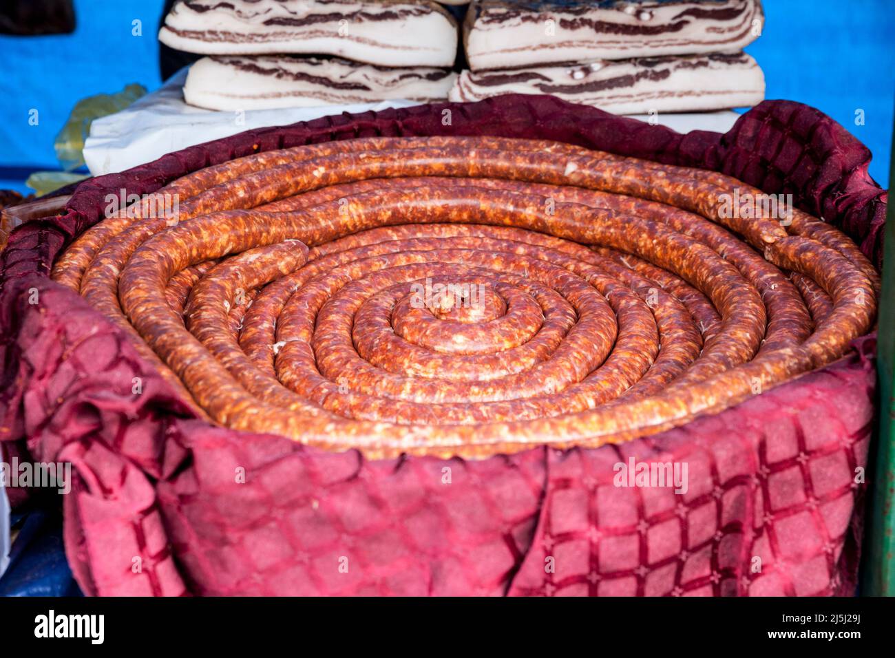 Image d'un kobasica en spirale sur l'affichage, non cuit, frais. Kobasica est un plat traditionnel de Serbie et d'europe du Sud-est Banque D'Images