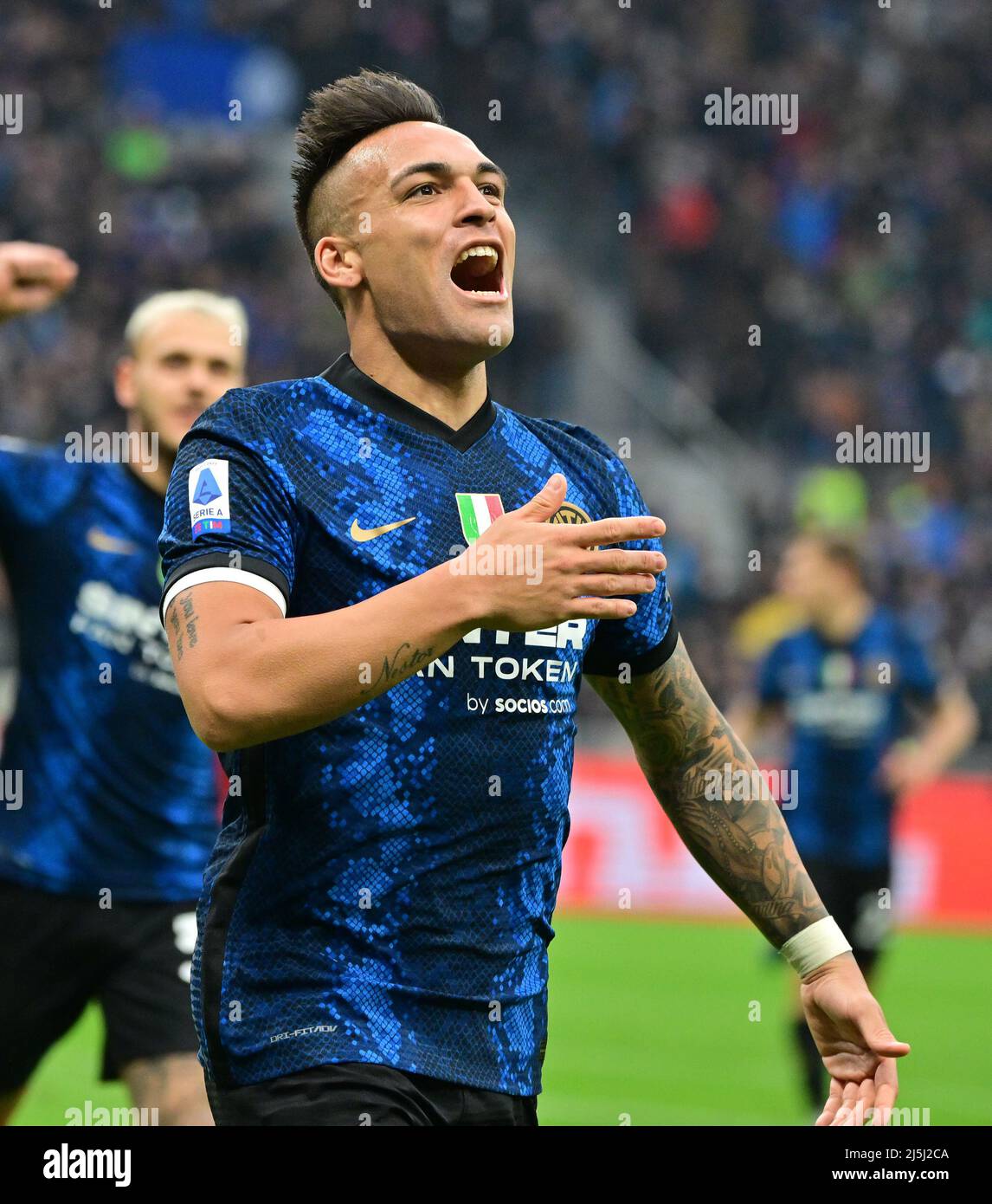 Milan, Italie. 23rd avril 2022. Lautaro Martinez du FC Inter célèbre son but lors d'un match de football série A entre le FC Inter et Roma à Milan, Italie, le 23 avril 2022. Crédit: Alberto Lingria/Xinhua/Alay Live News Banque D'Images