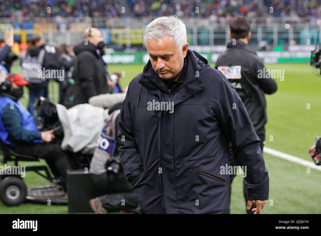 Milan, Italie. 23rd avril 2022. Italie, Milan, avril 23 2022: Jose' Mourinho (responsable Roma) entre sur le terrain et se déplace au banc pendant le match de football FC INTER vs AS ROMA, Serie A 2021-2022 day34 San Siro stade (photo de Fabrizio Andrea Bertani/Pacific Press) crédit: Pacific Press Media production Corp./Alay Live News Banque D'Images