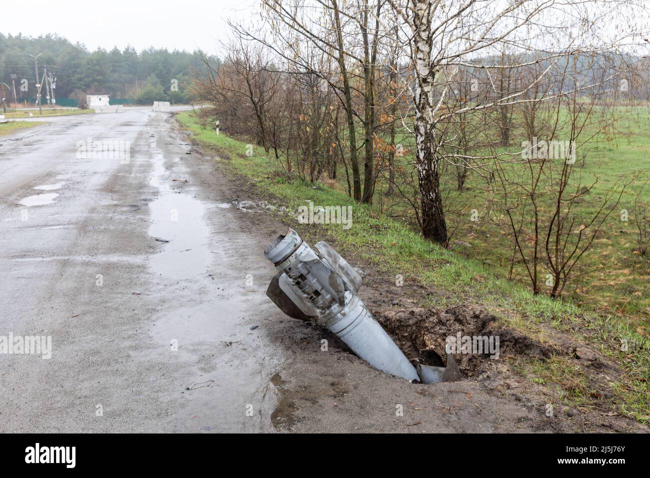 Ukraine. 22nd avril 2022. Une fusée non explosée des troupes d'occupation russes sort de la route. La Russie a envahi l'Ukraine le 24 février 2022, déclenchant la plus grande attaque militaire en Europe depuis la Seconde Guerre mondiale (Photo de Mykhaylo Palinchak/SOPA Images/Sipa USA) crédit: SIPA USA/Alay Live News Banque D'Images