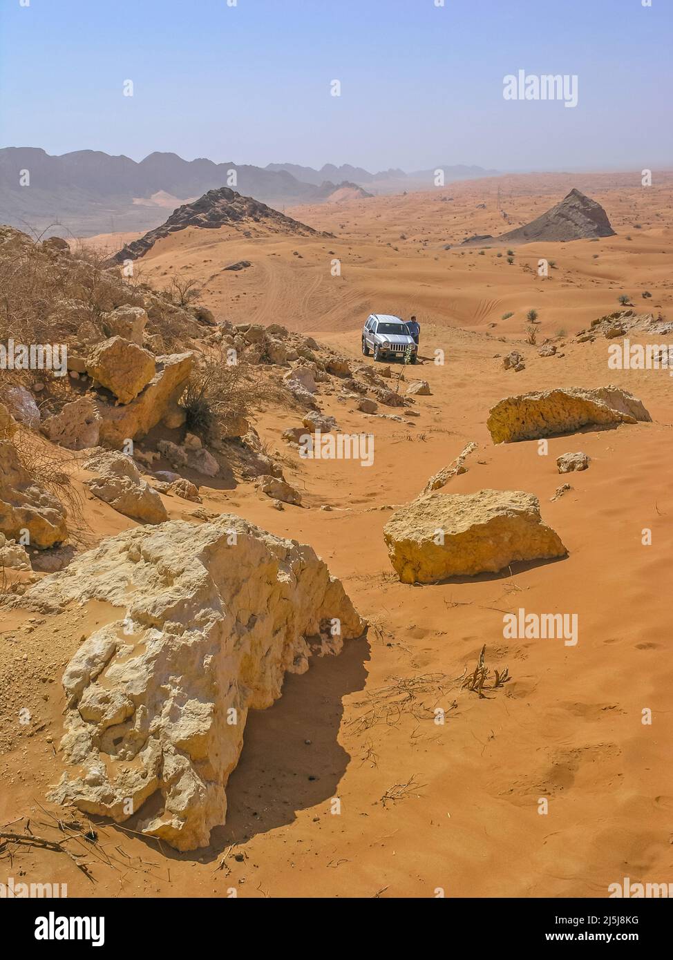 Un chauffeur hors route prend une pause après l'ascension de Jebel (montagne) Maleiha, alias Fossil Rock, dans l'émirat de Sharjah aux Émirats arabes Unis. Banque D'Images