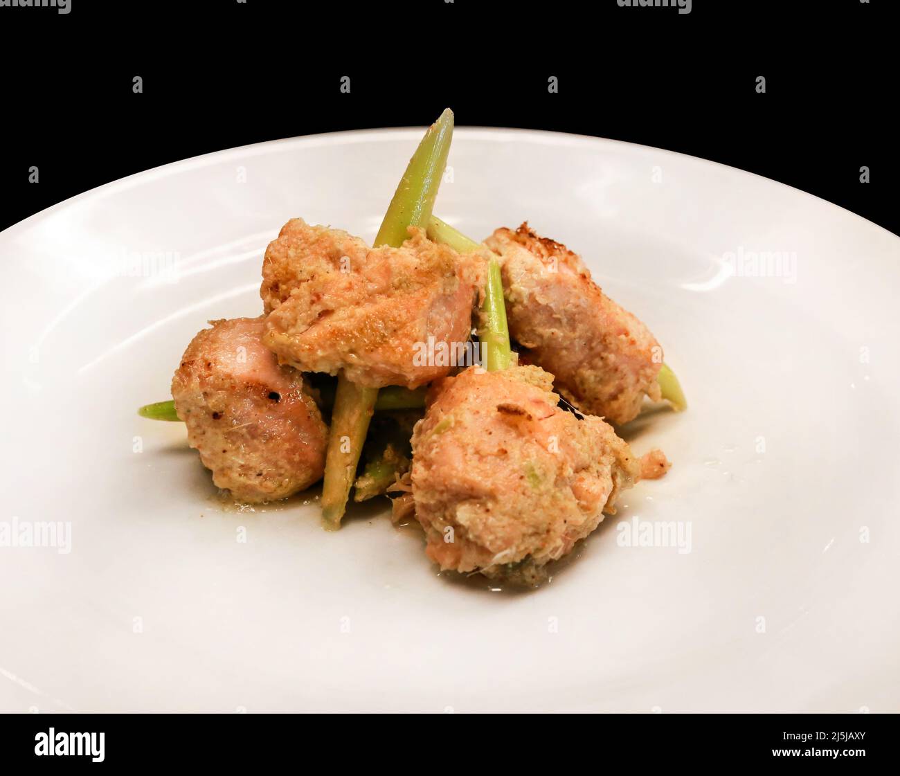 Découpe de saumon à la citronnelle grillée au sel sur un saumon noir isolé. Banque D'Images