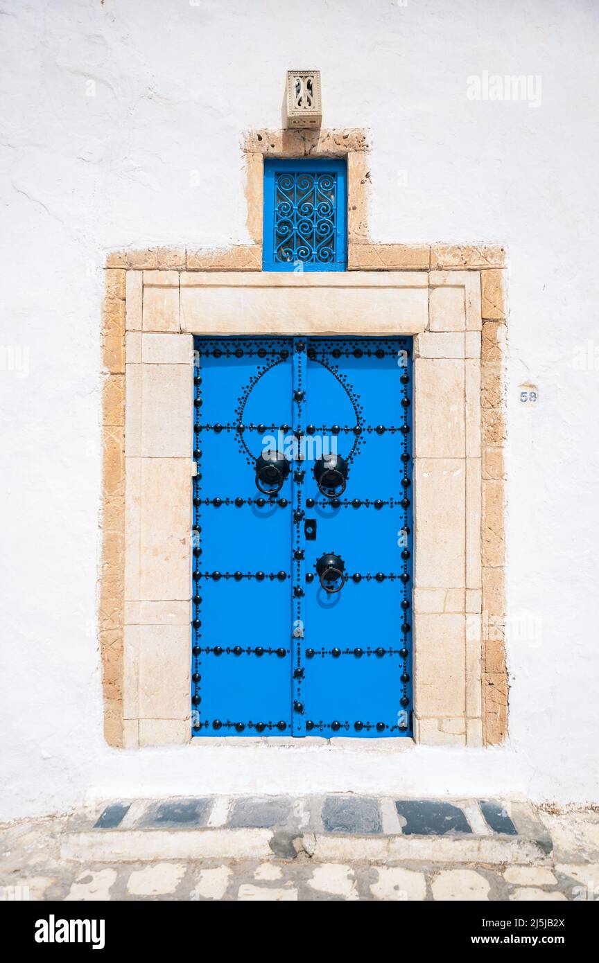 Ancienne entrée élégante de la maison. Portes tunisiennes Banque D'Images