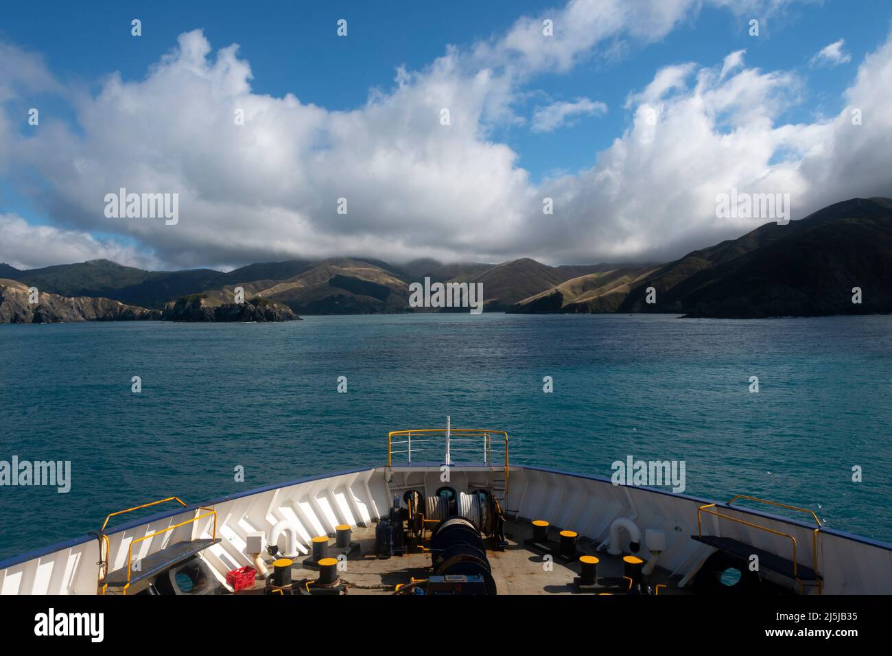 Le ferry du détroit de Cook approche de l'entrée de Tory Channel, Marlborough Sounds, South Island, Nouvelle-Zélande Banque D'Images