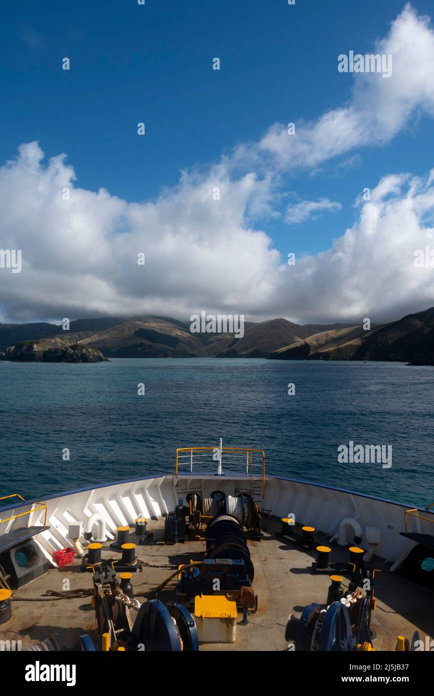 Le ferry du détroit de Cook approche de l'entrée de Tory Channel, Marlborough Sounds, South Island, Nouvelle-Zélande Banque D'Images