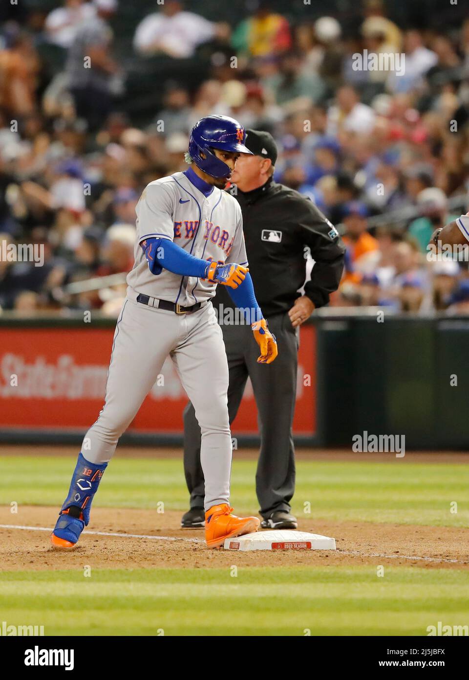 Phoenix, Arizona, États-Unis. 23rd avril 2022. Francisco Lindor (12) des mets de New York obtient un single dans le 8th entre les mets de New York et les diamants de l'Arizona à case Field à Phoenix, Arizona. Michael Cazares/Cal Sport Media. Crédit : csm/Alay Live News Banque D'Images