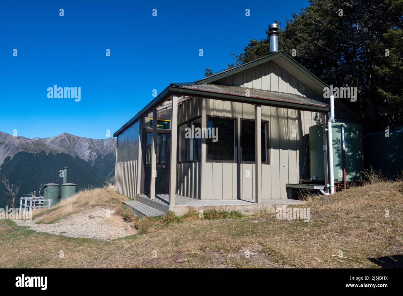 Bushline Hut sur Paddys Track, Mount Robert, Parc national de Nelson Lakes, South Island, Nouvelle-Zélande Banque D'Images