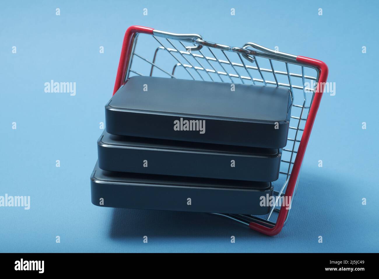 Pile de disques durs dans un panier. Banque D'Images