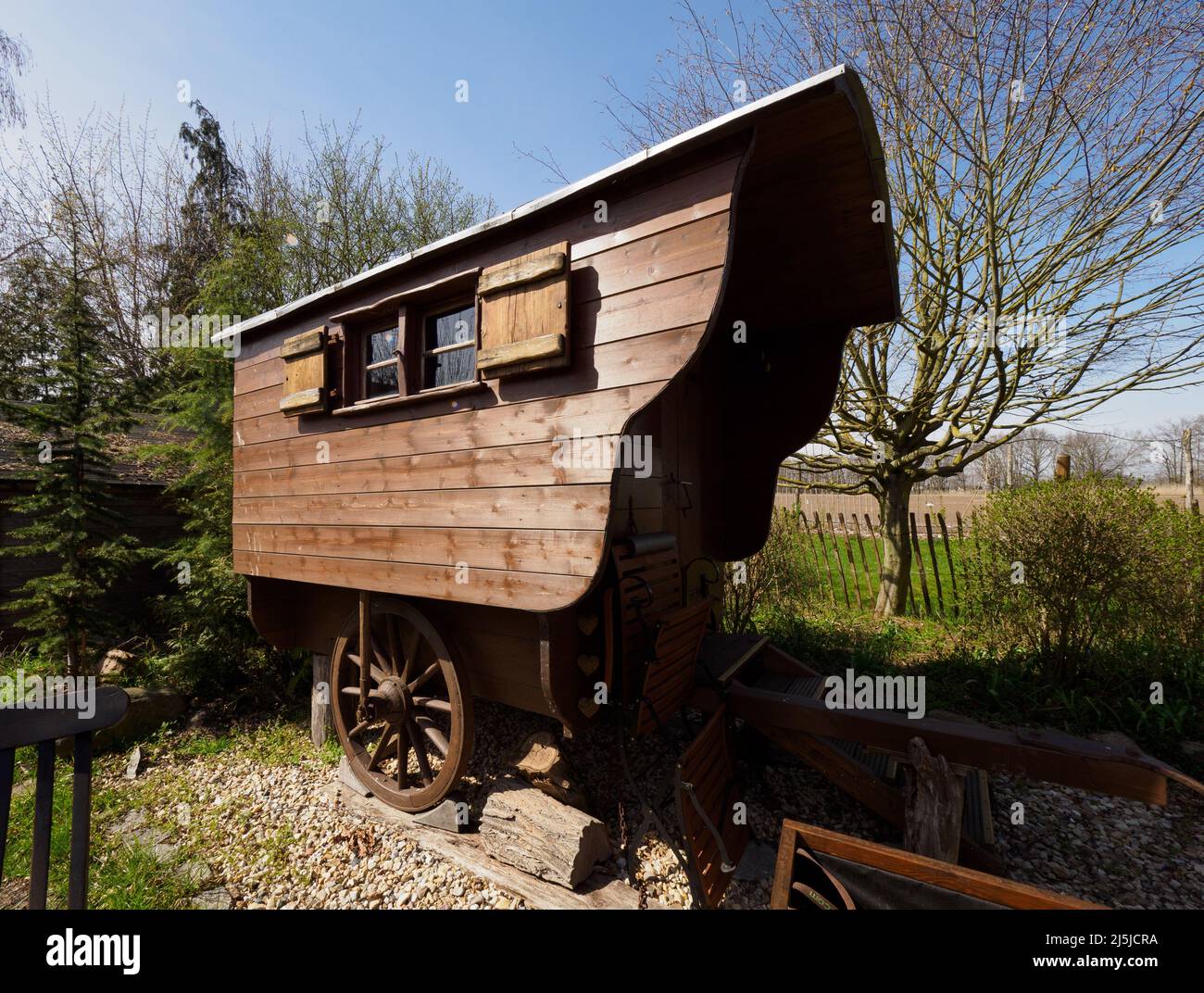 Kienitz, Allemagne. 12th avril 2022. Le chariot du berger historique 'Schäfers Ruh' est situé sur le terrain de l''Erlenhof. La ferme de vacances de Barbara Brunat dans le Moyen Oderbruch offre d'avril à octobre des vacances proches de la nature sur une zone spacieuse et des séjours d'une nuit dans six bernaches et dans une cabane en rondins. Un maximum de 15 personnes peuvent trouver un endroit pour dormir sur la ferme, et il n'y a ni TV ni radio dans les wagons et la cabine. (À dpa: 'Schäferstündchen im Schäferwagen' im Oderbruch') Credit: Soeren Stache/dpa/Alay Live News Banque D'Images