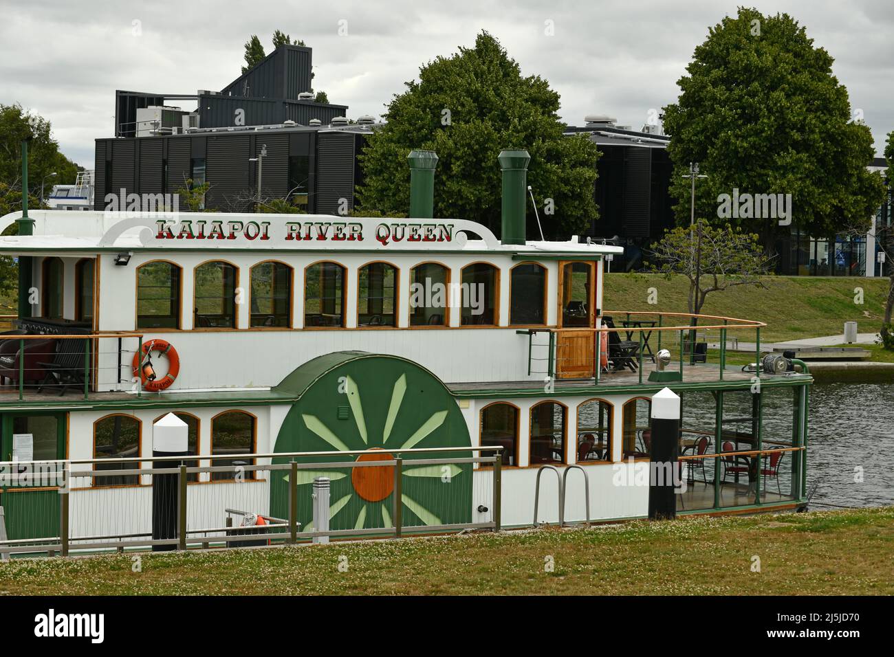 KAIAPOI, NOUVELLE-ZÉLANDE, 12 JANVIER 2022 : la Reine de la rivière Kaiapi, une attraction touristique et un restaurant flottant, dans la rivière Kaiapi Banque D'Images