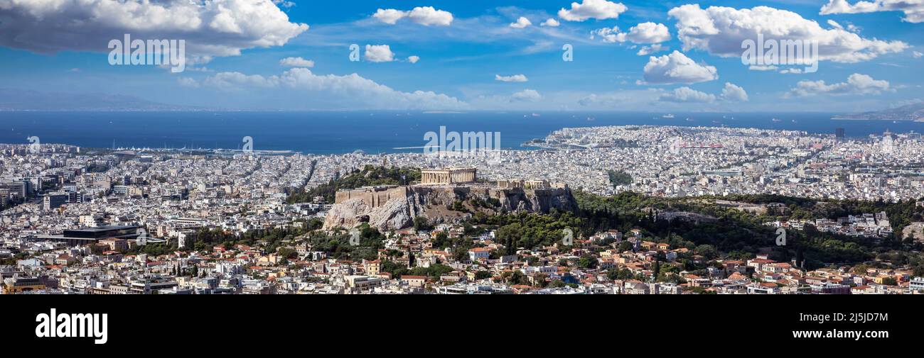 Athènes, Grèce. Site touristique de l'Acropole et du Parthénon. Vestiges anciens, vue panoramique aérienne depuis la colline du Lycabette. Paysage urbain, mer bleue et cl Banque D'Images