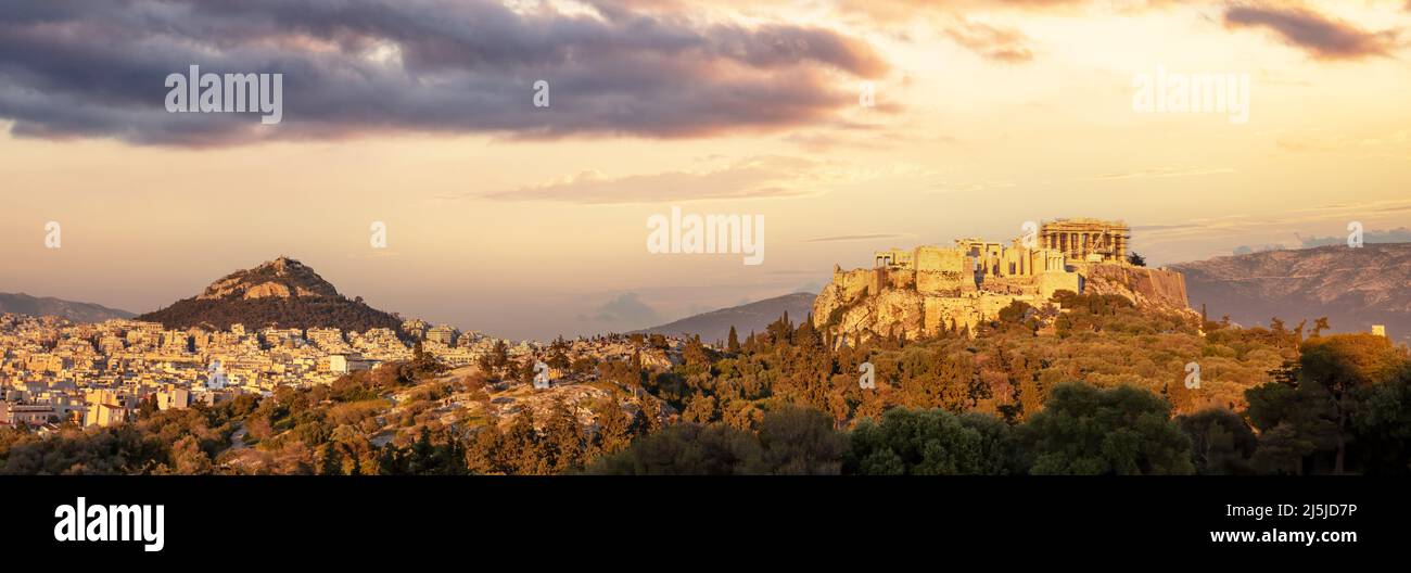 Athènes, Grèce. Panorama sur l'Acropole d'Athènes et le mont Lycabette depuis la colline d'Areopagus au crépuscule. Ruines antiques et vue aérienne sur la ville Banque D'Images