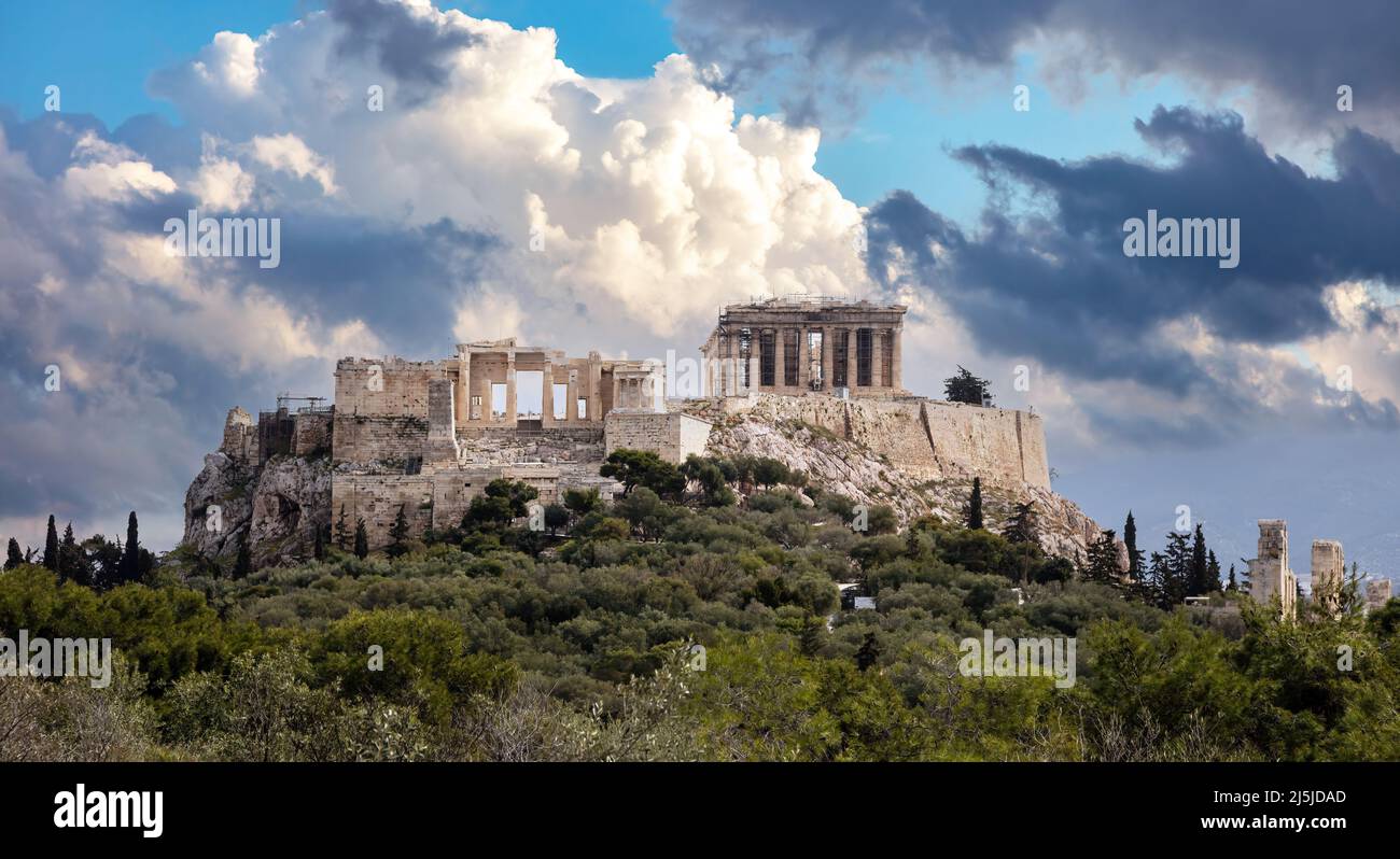 Athènes, Grèce. L'Acropole et le temple du Parthénon, point de repère. Vue panoramique sur les vestiges de la Grèce antique depuis la colline de Philopapos, ciel nuageux. Banque D'Images