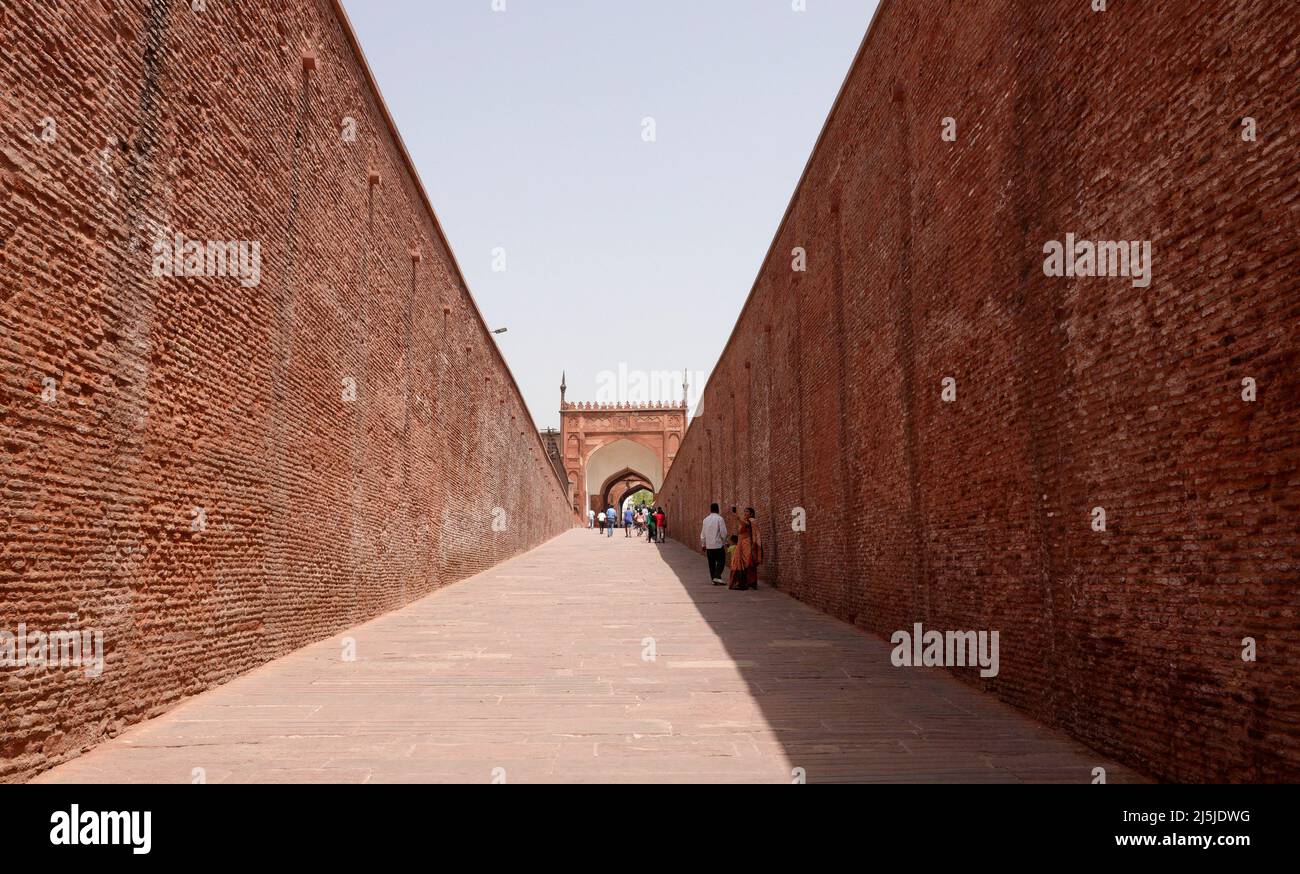 Personnes visitant des bâtiments à Agra fort Banque D'Images