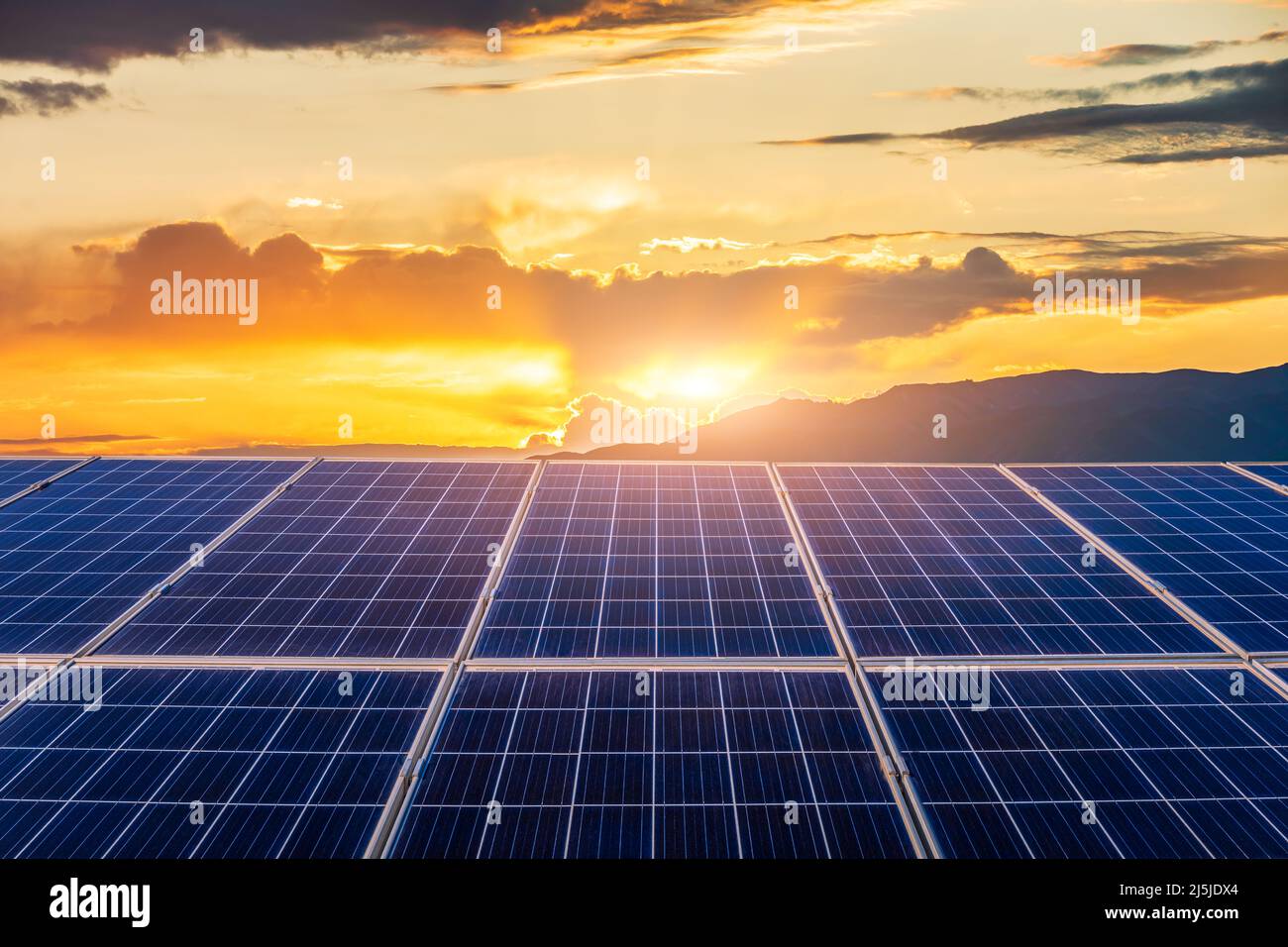 Centrale photovoltaïque au beau coucher du soleil Banque D'Images