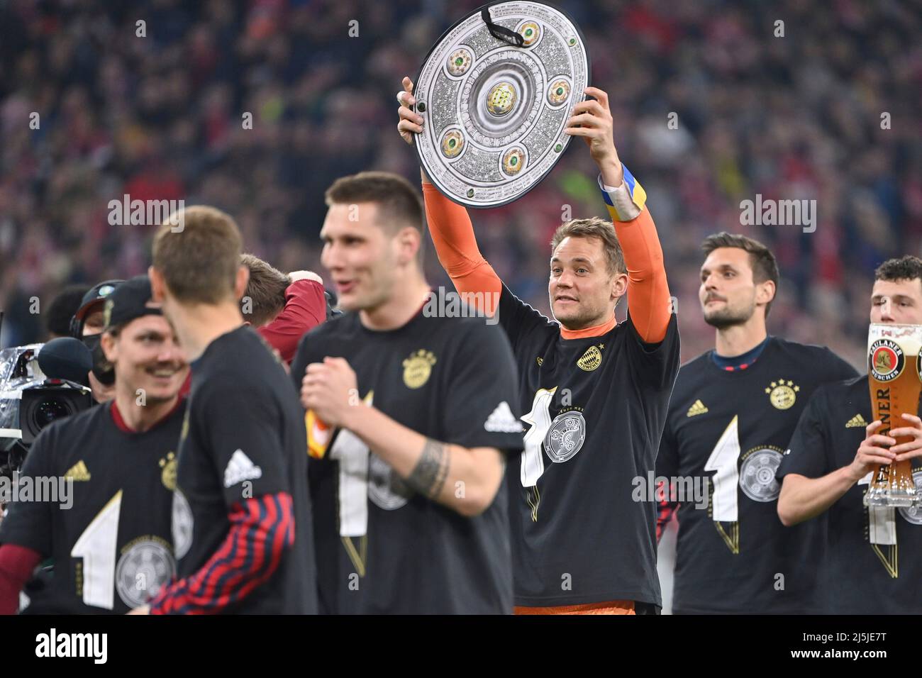 Munich, Allemagne. 23rd avril 2022. Manuel NEUER (Goalwart FC Bayern Munich) avec mannequin du trophée du championnat, trophée. Jubilation, joie, enthousiasme, champion allemand, championnat. Football 1st saison Bundesliga 2021/2022, 31.match, matchday31. FC Bayern Munich-Borussia Dortmund 3-1 le 9th avril 2022, ALLIANZARENA Munich. Credit: dpa/Alay Live News Banque D'Images