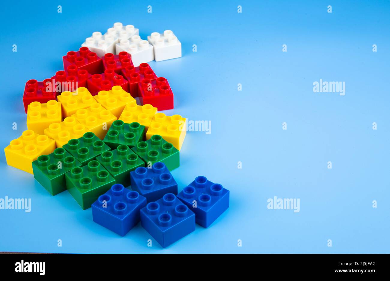 Blocs de construction en plastique sur fond bleu Banque D'Images