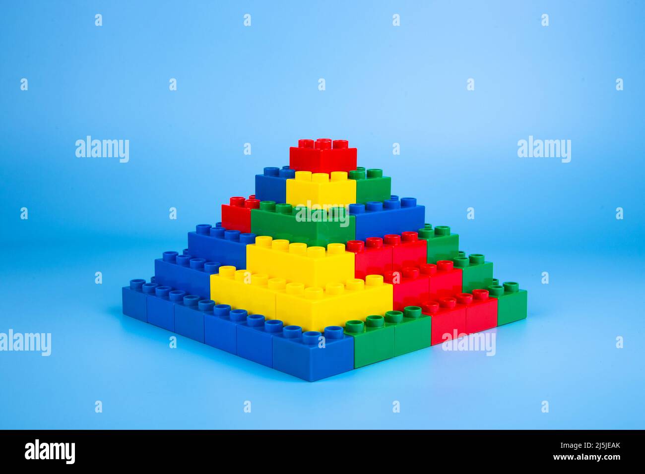 Blocs de construction en plastique sur fond bleu Banque D'Images