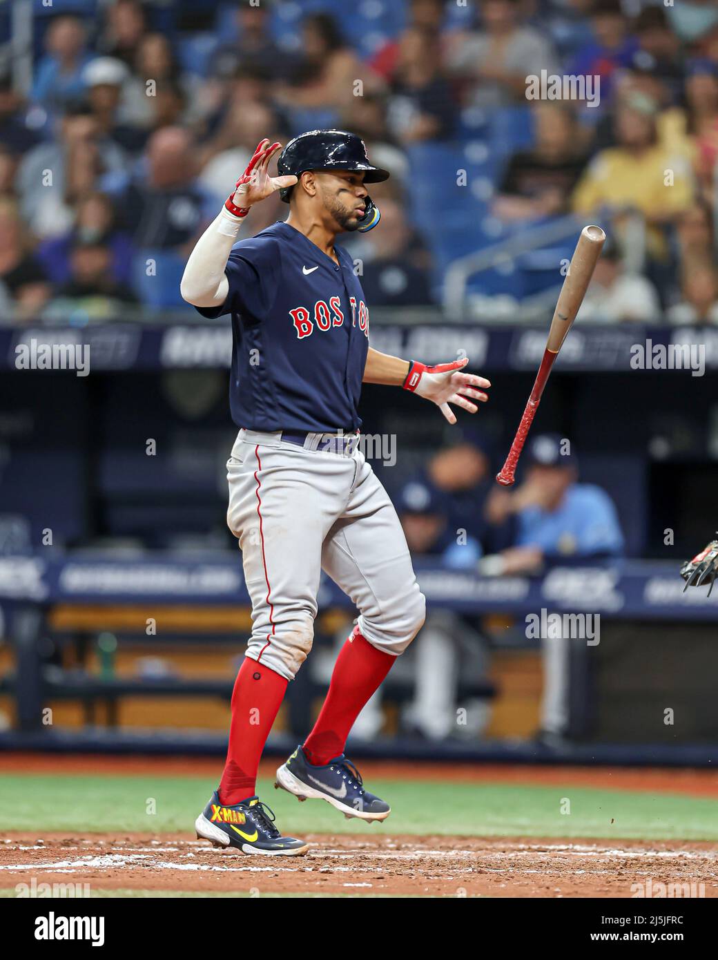 Saint-Pétersbourg, Floride. États-Unis; Boston Red Sox shortstop Xander Bogaerts (2) montre sa frustration après avoir fait grève pendant un match de baseball de ligue majeure ag Banque D'Images