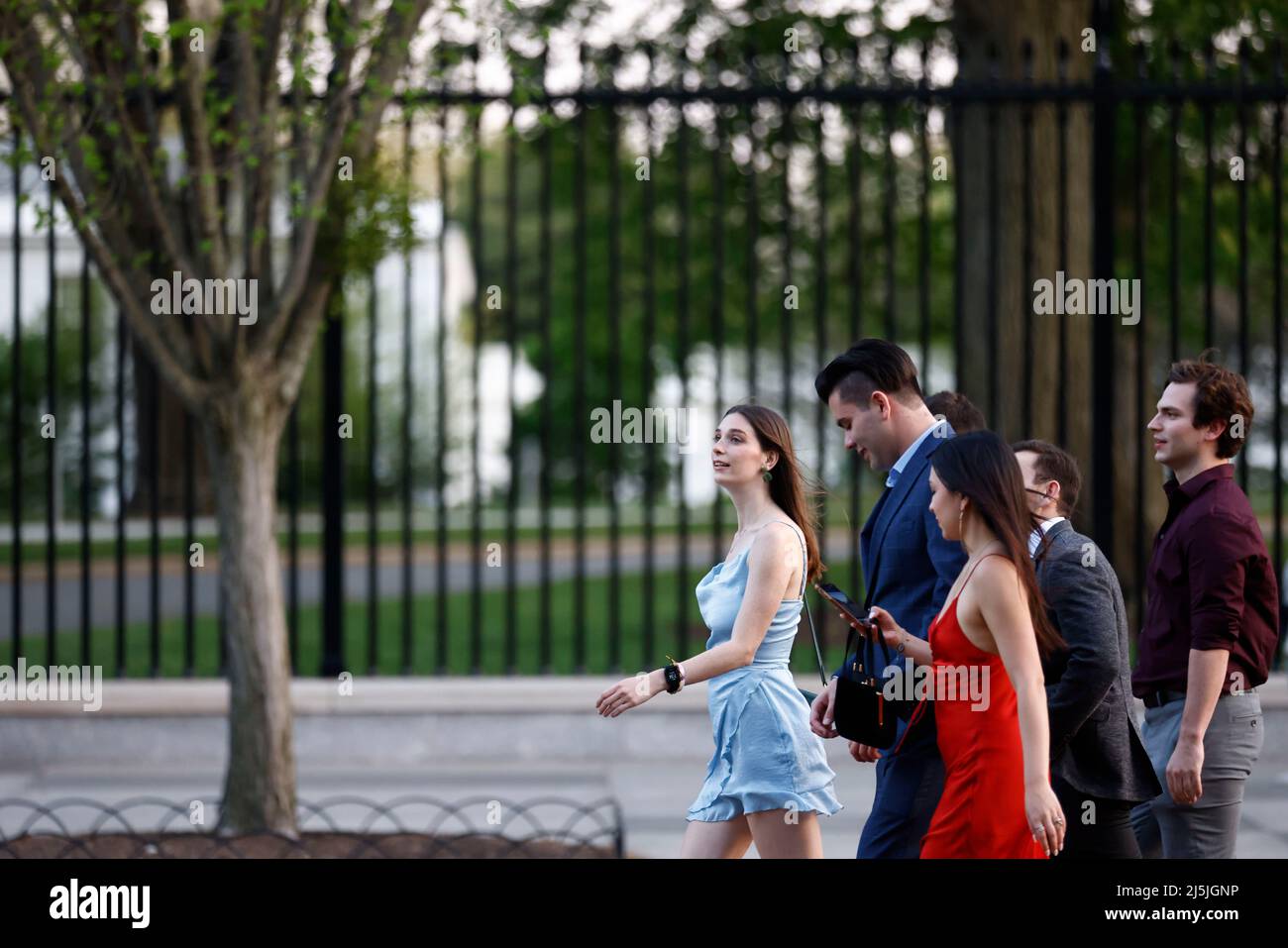 Washington, États-Unis. 23rd avril 2022. Les touristes et les visiteurs passent leur week-end sur Pennsylvania Ave devant la Maison Blanche à Washington, DC, les États-Unis, le 23 avril 2022. Credit: Ting Shen/Xinhua/Alay Live News Banque D'Images