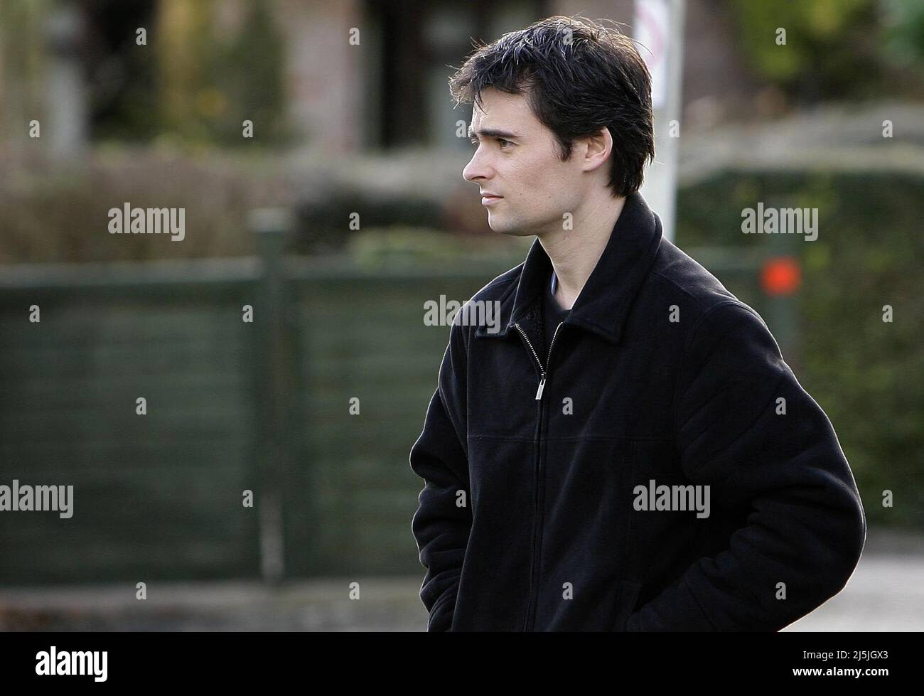 Mark Darwin, fils de John Darwin et de sa petite amie Felicity Witts quittent sa maison de mères à Basingstoke, Hampshire cet après-midi le 8 décembre 2007. Photo James Boardman. Banque D'Images