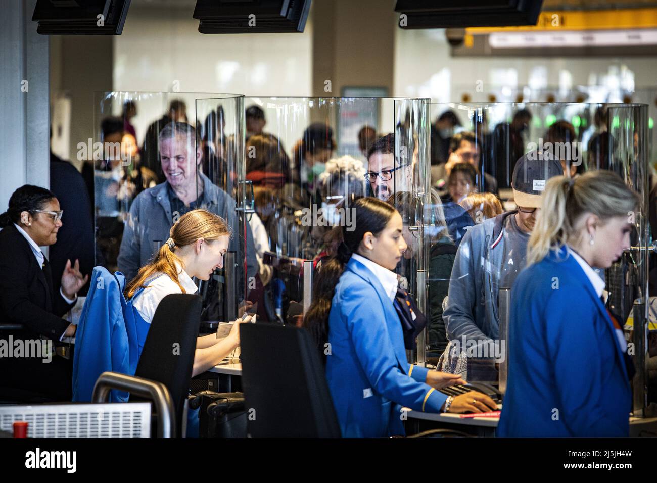 2022-04-24 09:10:37 SCHIPHOL - les voyageurs vérifient leurs bagages dans un hall de départ à Schiphol. Après la grève du personnel de KLM la veille, qui a provoqué l'annulation de nombreux vols, Schiphol avertit qu'il peut être très occupé à l'aéroport. ANP RAMON VAN FLYMEN pays-bas sortie - belgique sortie Banque D'Images