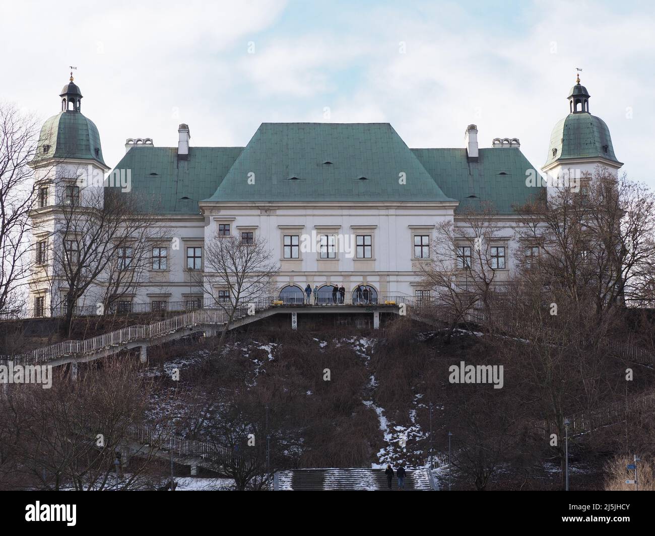 Château d'Ujazdow dans le parc de bains à Varsovie capitale européenne de la Pologne à la voïvodeship de Masovian en 2019 froid jour d'hiver le février. Banque D'Images