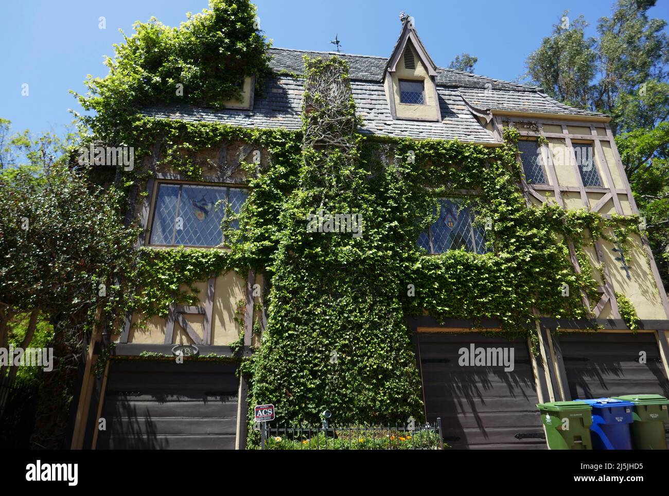 Los Angeles, Californie, États-Unis 17th avril 2022 Une vue générale de l'atmosphère de Ivy Covered House sur Schuyler Road le 17 avril 2022 à Los Angeles, Californie, États-Unis. Photo par Barry King/Alay stock photo Banque D'Images