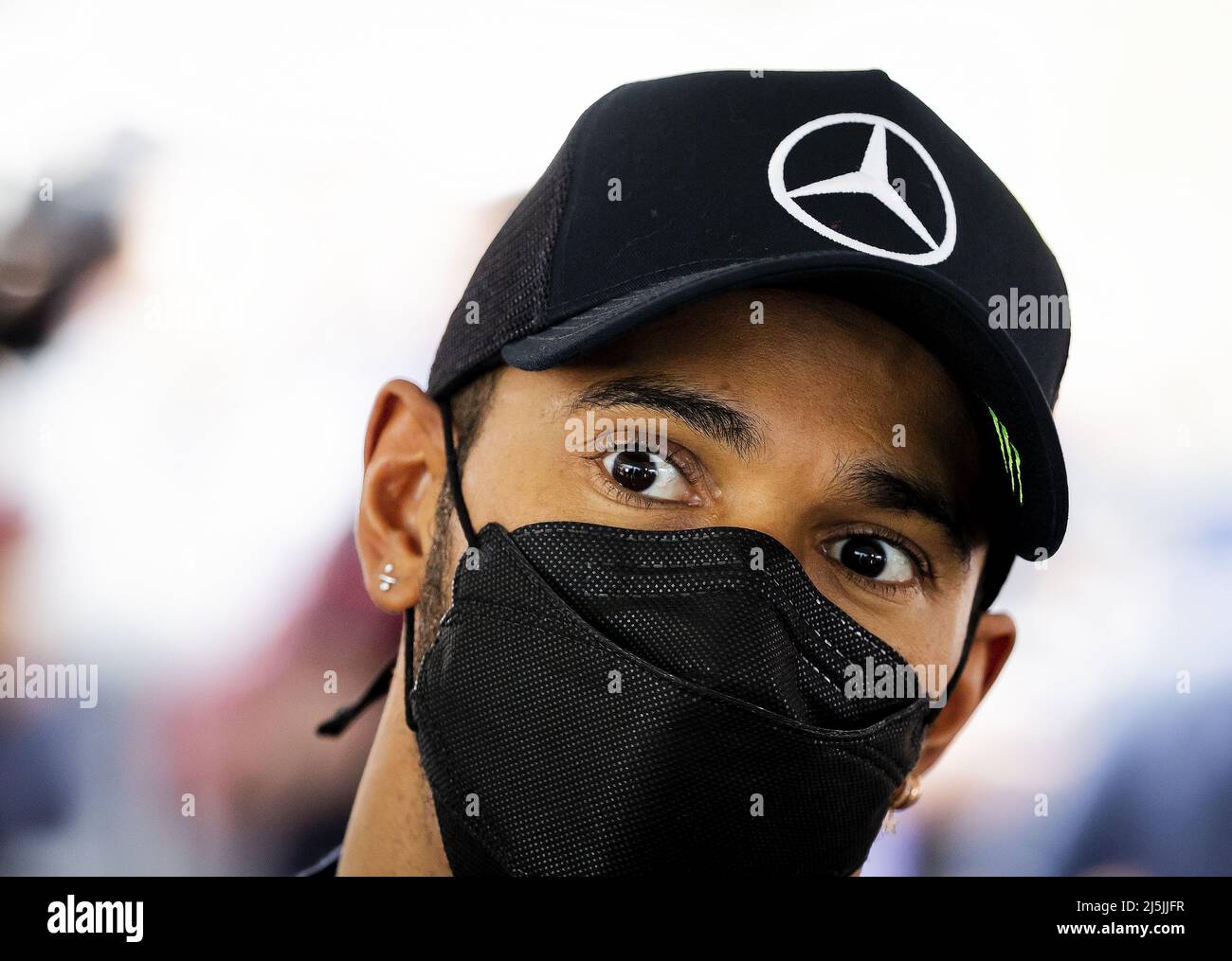 IMOLA - Lewis Hamilton (Mercedes) s'adresse à la presse après la course de sprint devant le Grand Prix Emilia Romagna F1 à Autodromo Enzo e Dino Ferrari le 23 avril 2022 à Imola, Italie. REMKO DE WAAL Banque D'Images