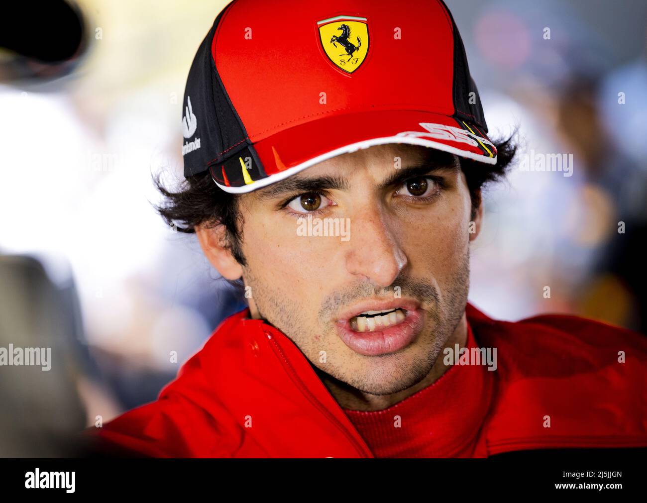 IMOLA - Carlos Sainz (Ferrari) s'adresse à la presse après la course de sprint avant le Grand Prix Emilia Romagna F1 à Autodromo Enzo e Dino Ferrari le 23 avril 2022 à Imola, Italie. REMKO DE WAAL Banque D'Images