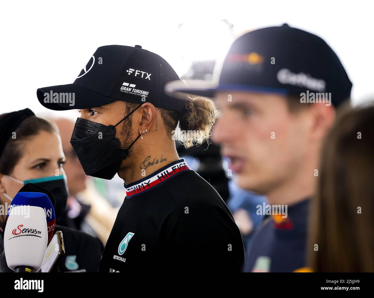 IMOLA - Lewis Hamilton (Mercedes) s'adresse à la presse après la course de sprint devant le Grand Prix Emilia Romagna F1 à Autodromo Enzo e Dino Ferrari le 23 avril 2022 à Imola, Italie. REMKO DE WAAL Banque D'Images