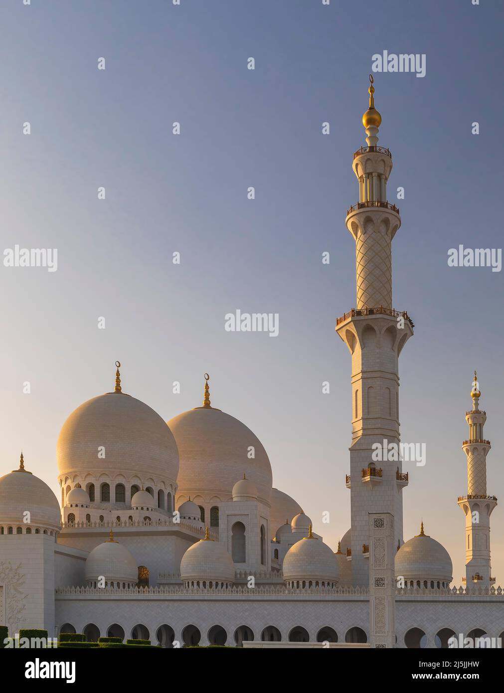 ABU DHABI, eau - 18 avril 2022 : Grande Mosquée Sheikh Zayed au crépuscule Banque D'Images