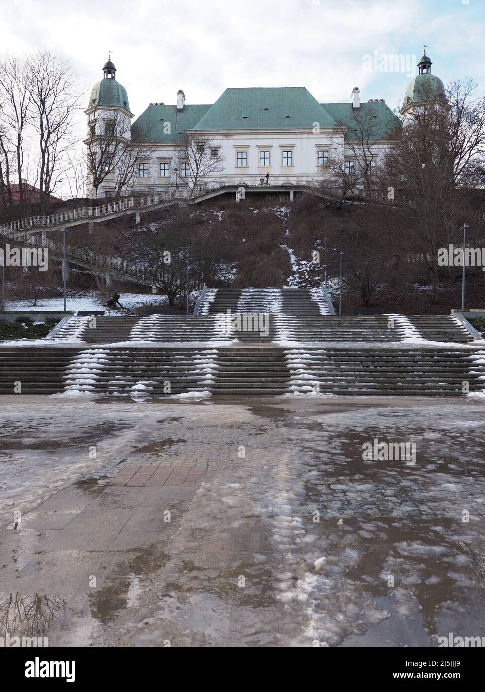 Escaliers et château d'Ujazdow dans le parc de bains à Varsovie capitale européenne de la Pologne, la voïvodie de Masovian en 2019 froid jour d'hiver le février - vertical Banque D'Images