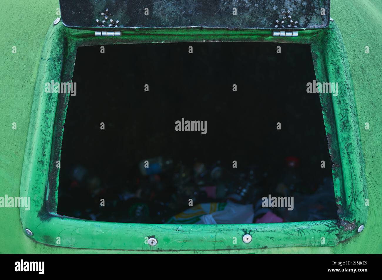 détail d'une ouverture d'un contenant vert pour le recyclage de bouteilles et de récipients en verre Banque D'Images