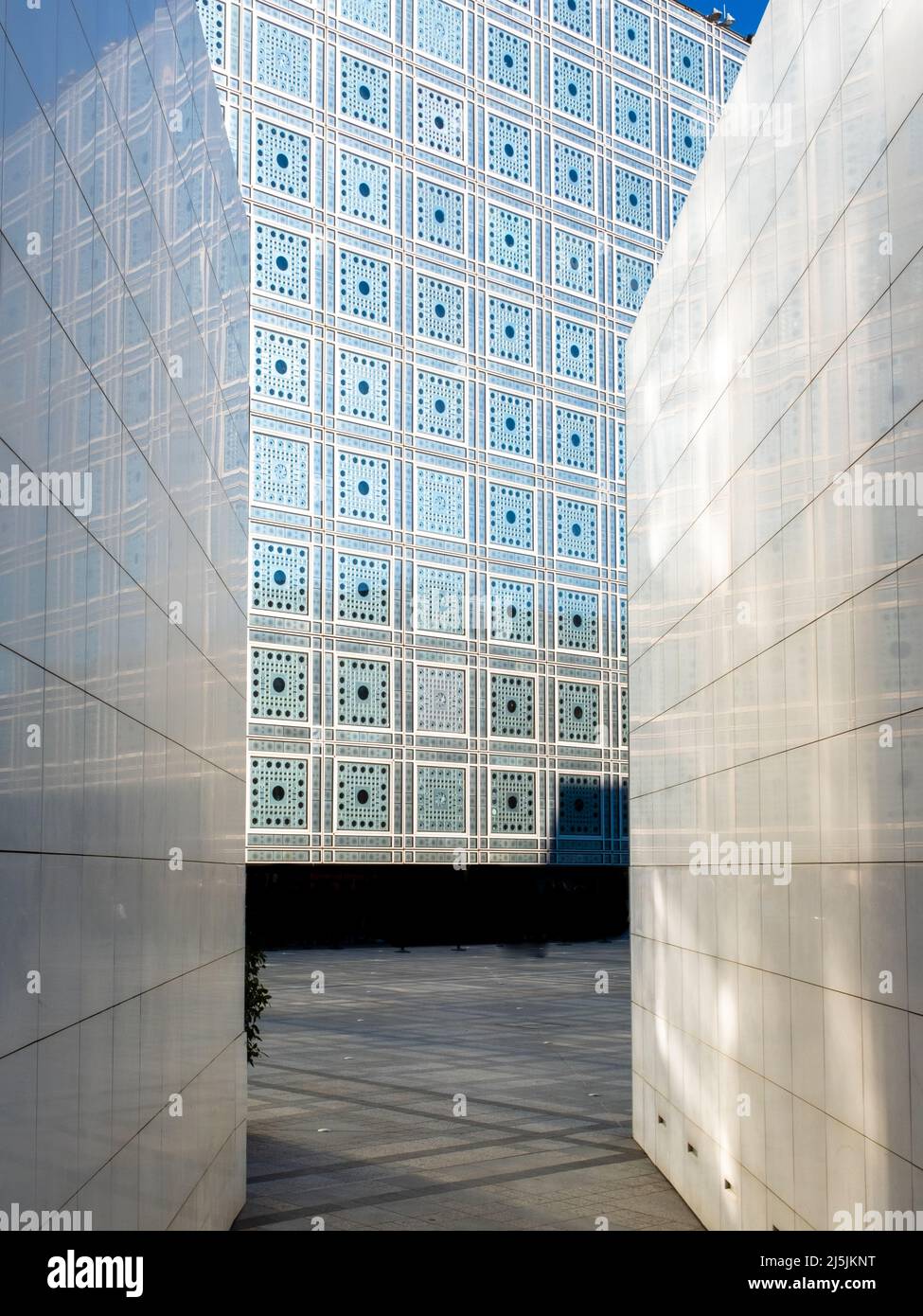 Détails de diaphragme ouverture sur les fenêtres formant mashrabiya motifs sur un musée parisien nommé institut du monde arabe Banque D'Images