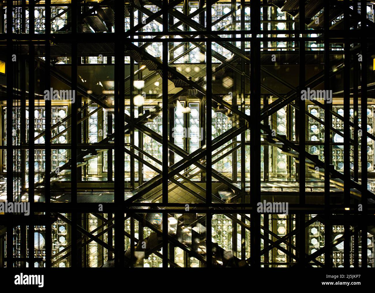 Architecture contemporaine d'acier et de verre d'un musée parisien nommé institut du monde arabe vu de l'intérieur Banque D'Images