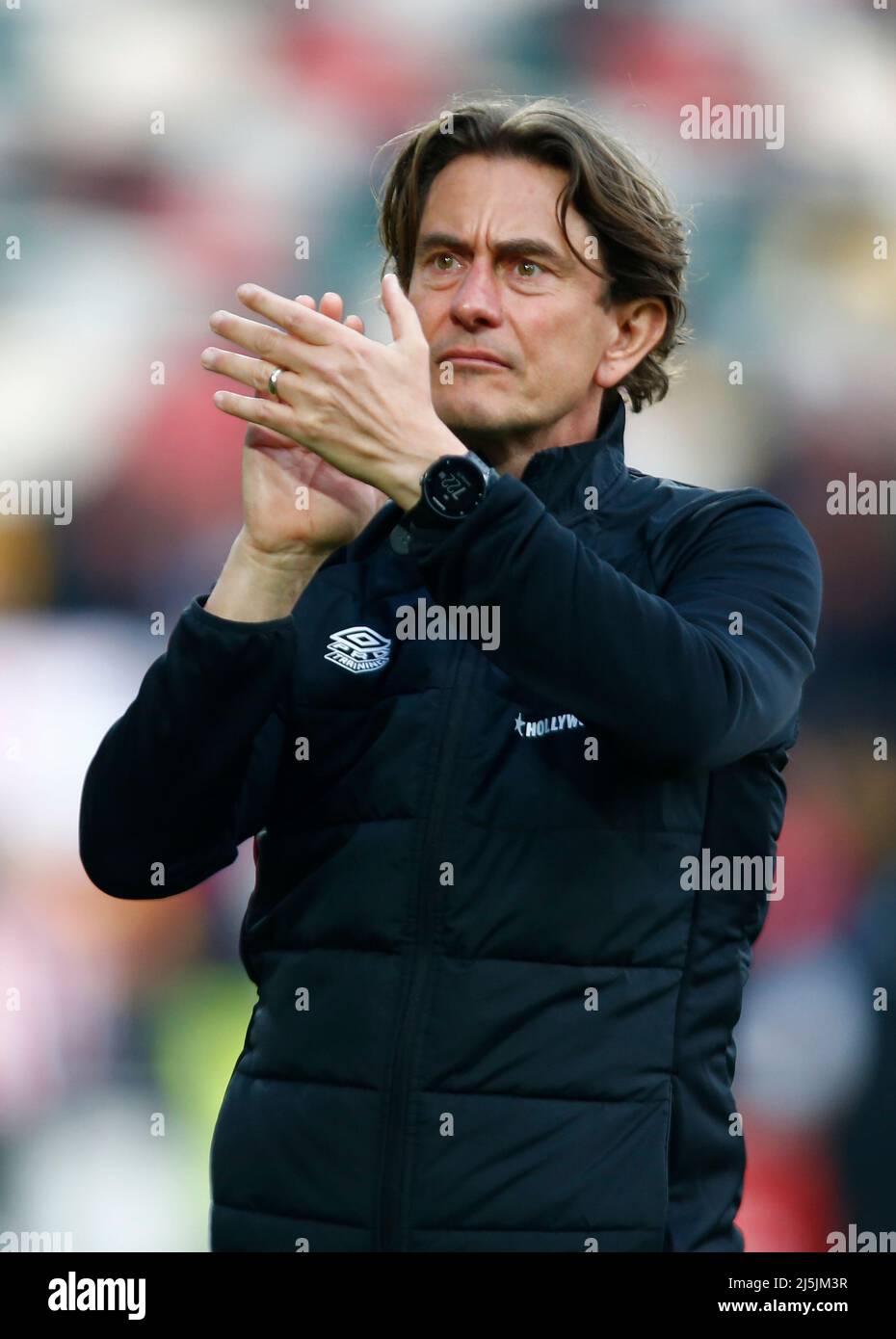 Londres, Angleterre - AVRIL 23 : le directeur de Brentford, Thomas Frank, a applaudit les fans après la Premier League entre Brentford et Tottenham Hotspur à Brentfor Banque D'Images