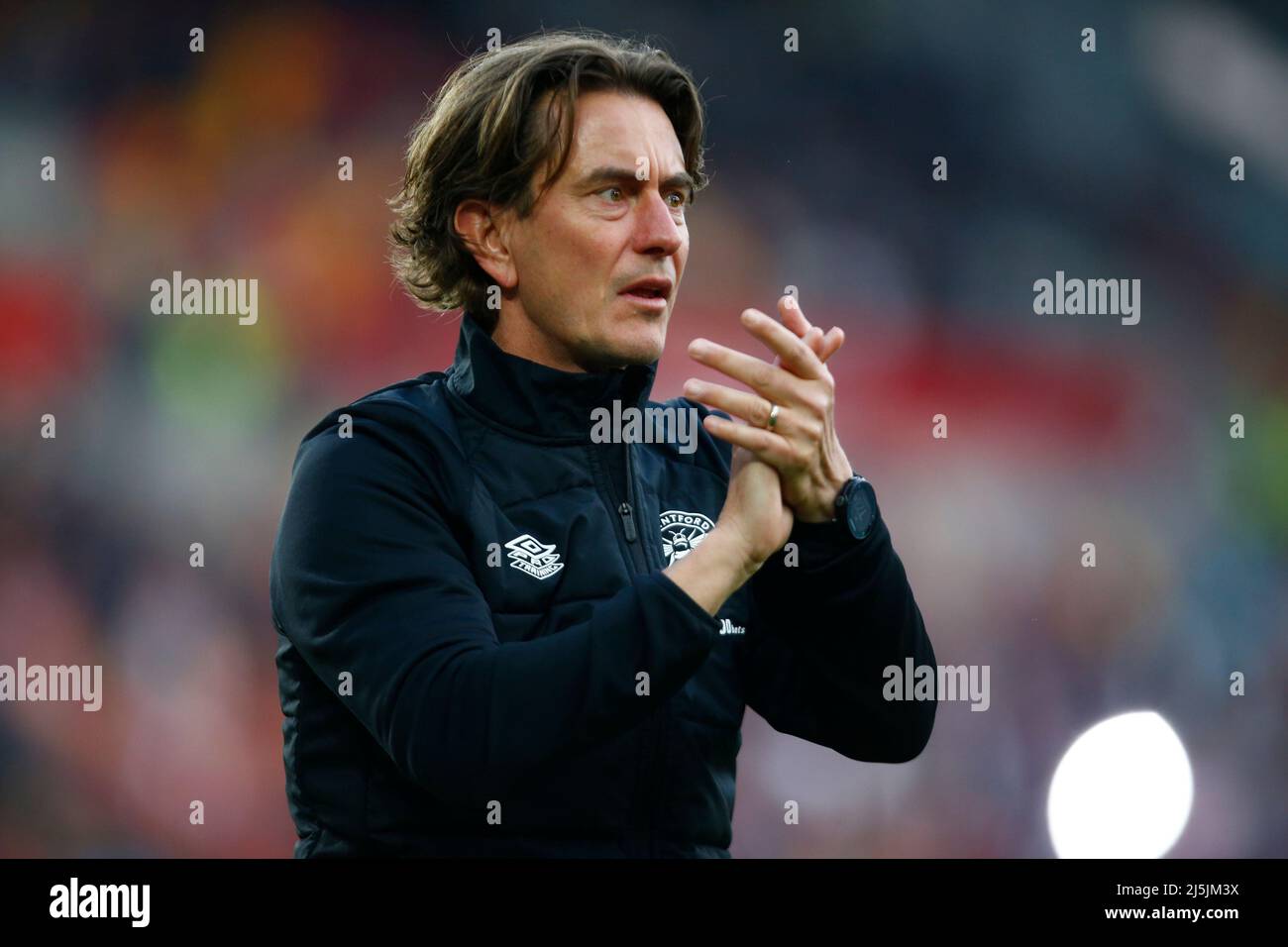 Londres, Angleterre - AVRIL 23 : le directeur de Brentford, Thomas Frank, a applaudit les fans après la Premier League entre Brentford et Tottenham Hotspur à Brentfor Banque D'Images