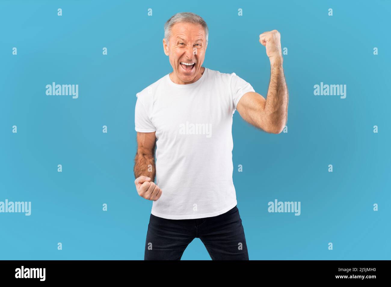 Portrait d'un homme mûr excité criant des poings secouants Banque D'Images