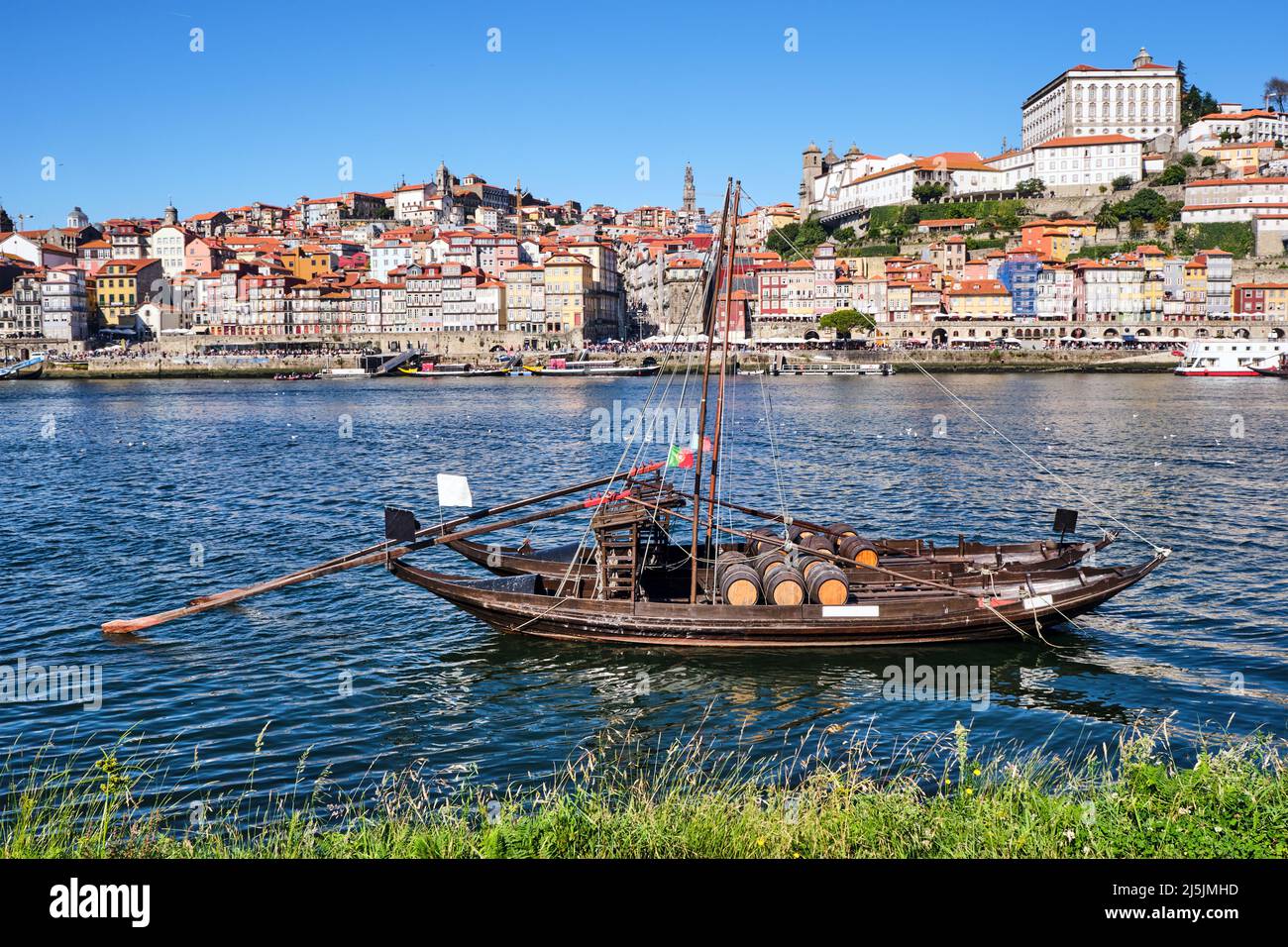 Porto et le fleuve Douro avec deux des bateaux rabelo traditionnels Banque D'Images
