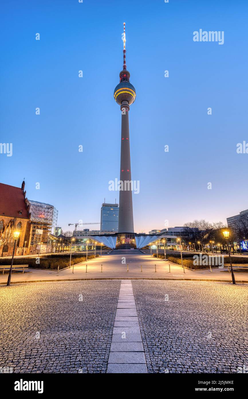 L'Alexanderplatz avec la célèbre tour de télévision de Berlin sans personne à l'aube Banque D'Images