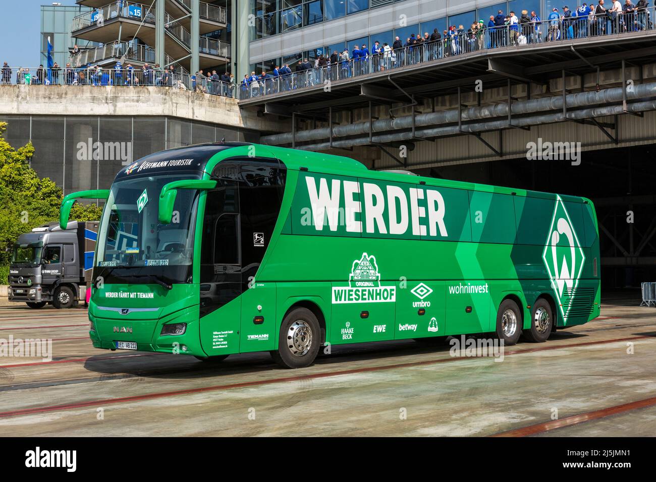 sports, football, 2. Bundesliga, 2021/2022, FC Schalke 04 contre SV Werder Bremen 1-4, Veltins Arena Gelsenkirchen, teambus de Werder Bremen, DFL RÈGLEMENTS INTERDISENT TOUTE UTILISATION DE PHOTOGRAPHIES COMME SÉQUENCES D'IMAGES ET/OU QUASI-VIDÉO Banque D'Images