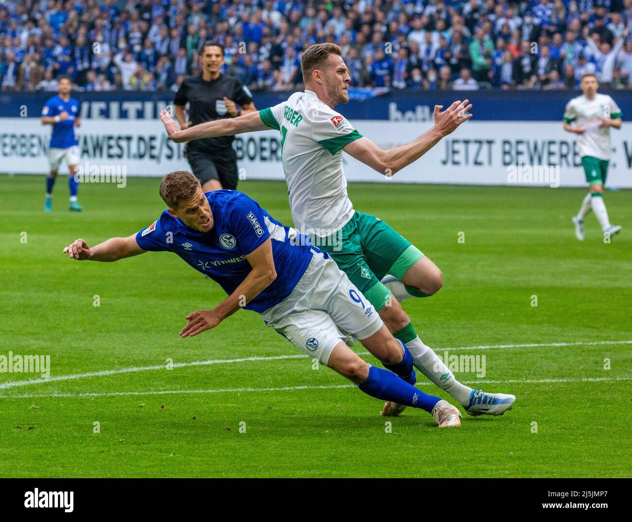 sports, football, 2. Bundesliga, 2021/2022, FC Schalke 04 contre SV Werder Bremen 1-4, Veltins Arena Gelsenkirchen, scène du match, Simon Terodde (S04) Left et Marvin Ducksch (Bremen), la RÉGLEMENTATION DFL INTERDIT TOUTE UTILISATION DE PHOTOGRAPHIES COMME SÉQUENCES D'IMAGES ET/OU QUASI-VIDÉO Banque D'Images