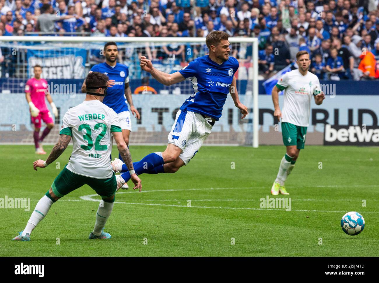 sports, football, 2. Bundesliga, 2021/2022, FC Schalke 04 contre SV Werder Bremen 1-4, Veltins Arena Gelsenkirchen, scène du match, f.l.t.n. Marco Friedl (Brême), Gudlaugur Victor Palsson (S04), Simon Terodde (S04), Niclas Fuellkrug (Brême), DFL LES RÈGLEMENTS INTERDISENT TOUTE UTILISATION DE PHOTOGRAPHIES COMME SÉQUENCES D'IMAGES ET/OU QUASI-VIDÉO Banque D'Images