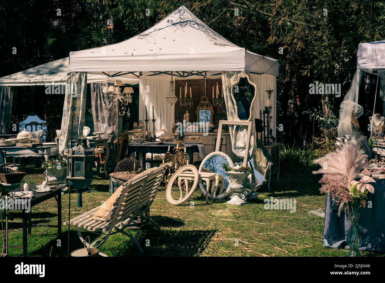Marché d'antiquités en plein air au château de Strassoldo, Udine, Friuli Venezia Giulia, Italie. Grand étalage de meubles vintage. Banque D'Images