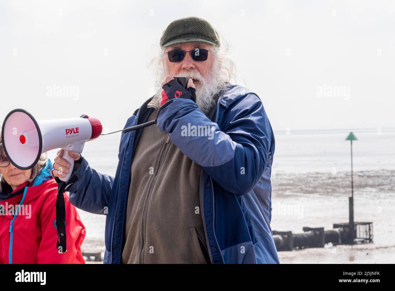 Peter Walker, candidat du Parti Vert à Belfoires Ward, à Southend on Sea, Essex, Royaume-Uni, s'est manifesté contre le rejet d'eaux usées dans l'estuaire de la Tamise Banque D'Images