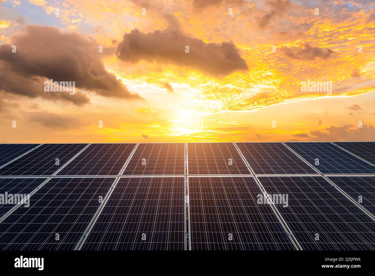 Centrale photovoltaïque au beau lever du soleil. Concept d'énergie verte. Banque D'Images