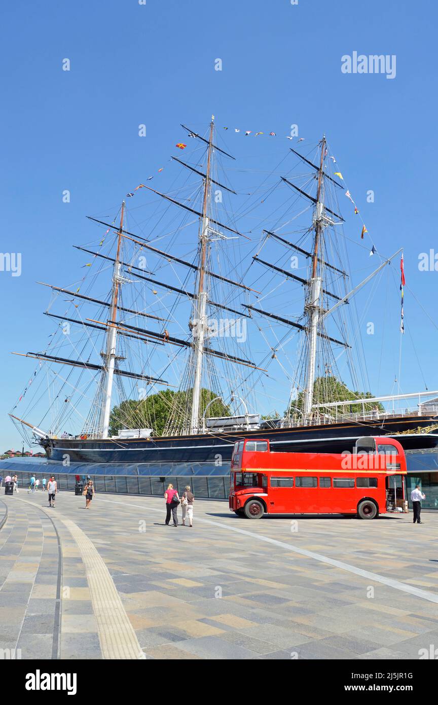 Red London Routemaster bus à toit ouvert à côté de l'historique Cutty Sark navire de coupe-thé britannique restauré faisant partie de la National Historic Fleet Greenwich Angleterre Banque D'Images